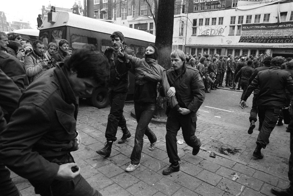 Ontruiming kraakpand Wijers Amsterdam krakers worden weggeleid, Bestanddeelnr 932-8687