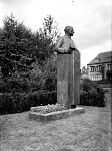 Onthulling dr Lovink monument bij het hoofdkantoor van de Heidemij aan de Apel, Bestanddeelnr 162-0803
