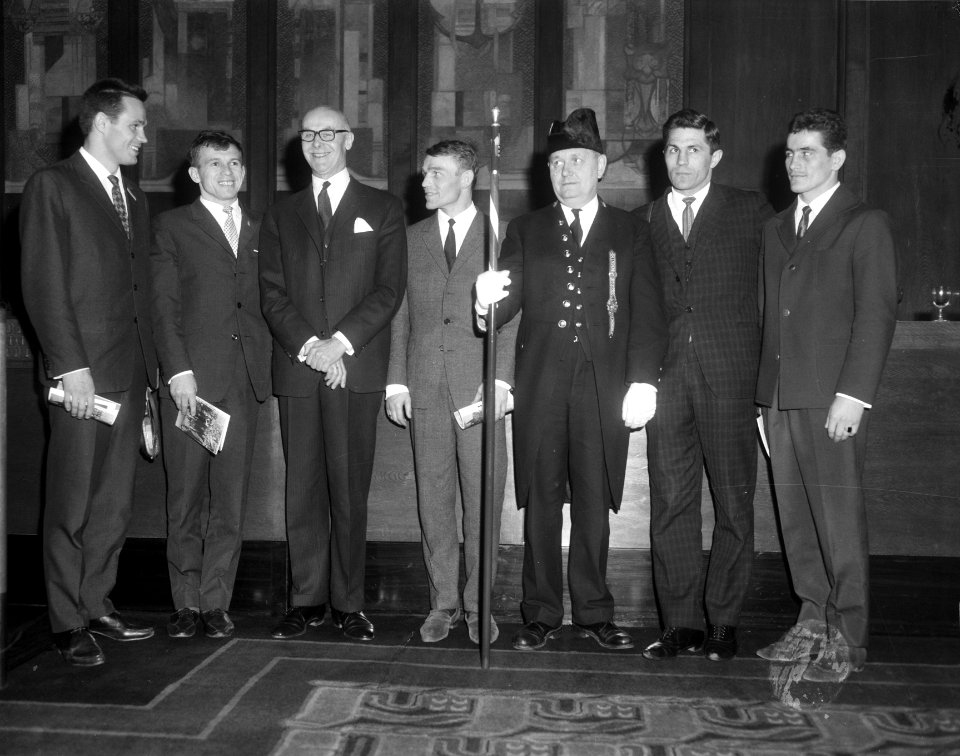 Ontvangst boksers op Stadhuis Amsterdam, v.l.n.r. Viktor (Victor) Agajev,Leszek , Bestanddeelnr 919-0569