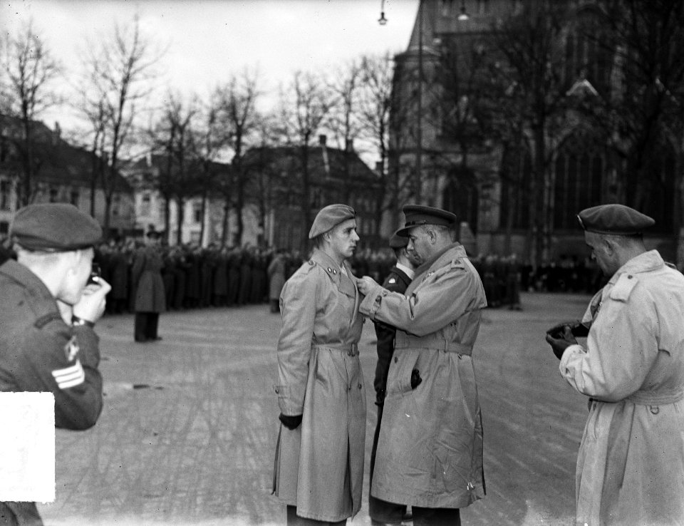 Ontvangst 3 Regiment Stoottroepen in Den Bosch. Militairen staan aangetreden op , Bestanddeelnr 903-7926