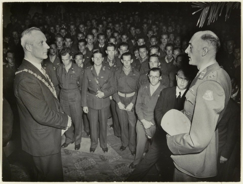 Ontvangst op het stadhuis van het Kennemer Baltaljon ( Indië 1945-1950) door Burgemeester Cremers, waarbij overste Jansen een dankwoord spreekt. NL-HlmNHA 54004169