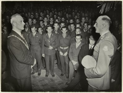 Ontvangst op het stadhuis van het Kennemer Baltaljon ( Indië 1945-1950) door Burgemeester Cremers, waarbij overste Jansen een dankwoord spreekt. NL-HlmNHA 54004169