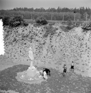 Onthulling van het nationale monument ‘Gevangene voor het vuurpeloton’ in het c…, Bestanddeelnr 905-7232