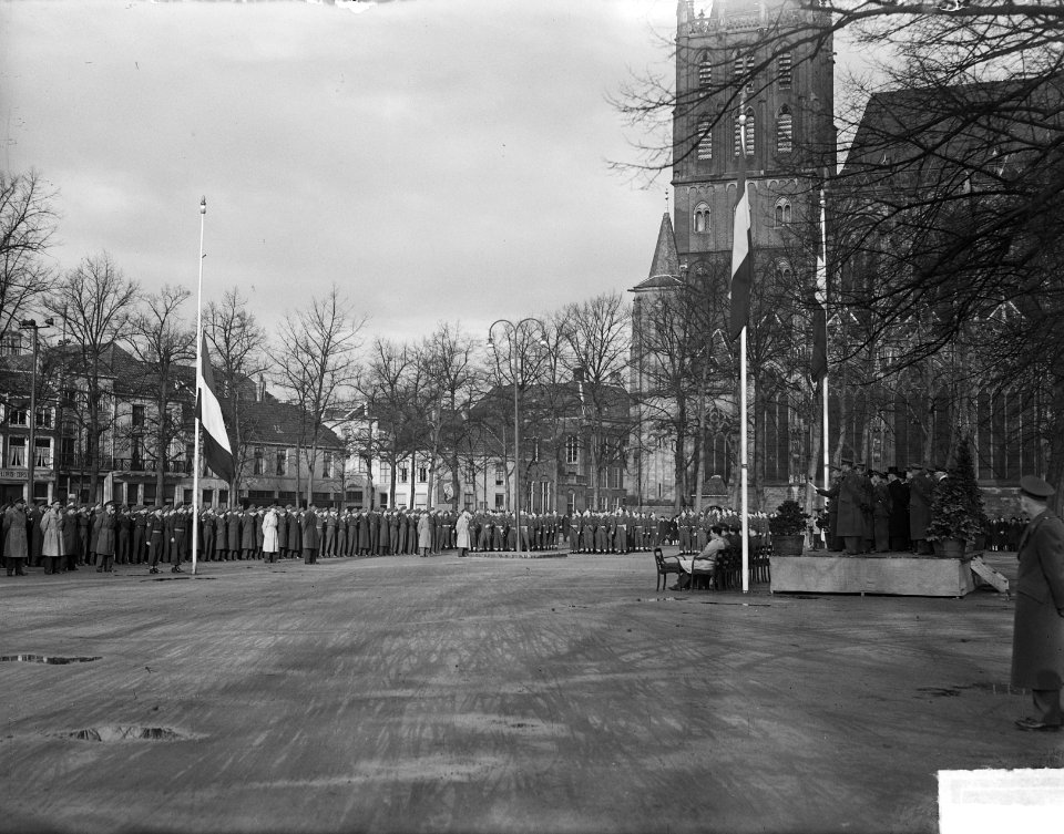 Ontvangst 3 Regiment Stoottroepen in Den Bosch. Militairen staan aangetreden op , Bestanddeelnr 903-7925