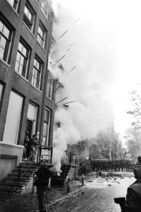 Ontruiming kraakpand Singel 114 Amsterdam Singel 114 in rook gehuld, Bestanddeelnr 933-1245