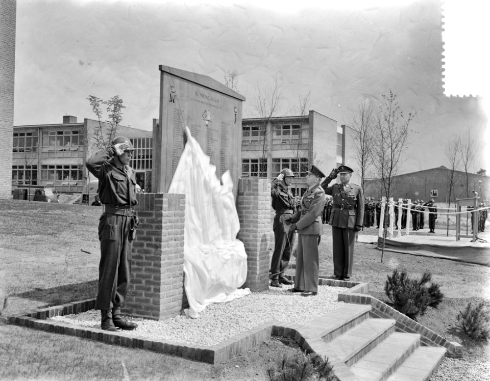 Onthulling van het monument in de Oranjekazerne te Schaarsbergen door luitenant , Bestanddeelnr 907-2124