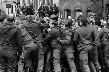 Ontruiming kraakpand Singel 114 Amsterdam ME-ers duwen tegen actievoerders, Bestanddeelnr 933-1248