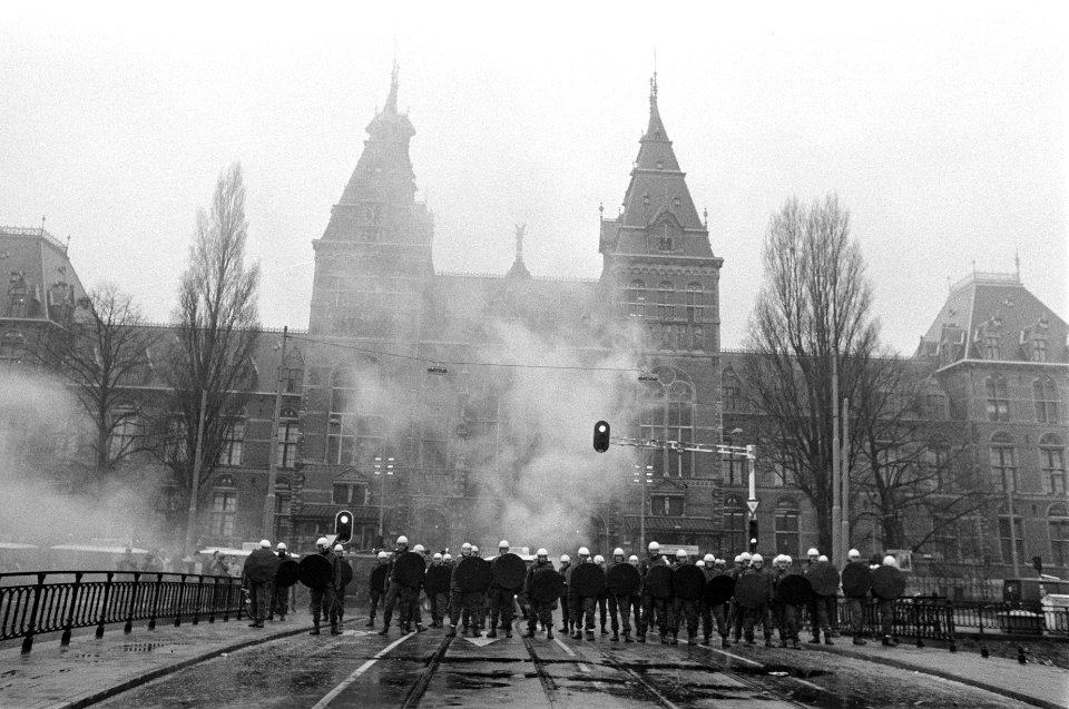 Ontruiming Grote Wetering , vandaag is kraakpand in Amsterdam ontruimd door ME e, Bestanddeelnr 931-1869