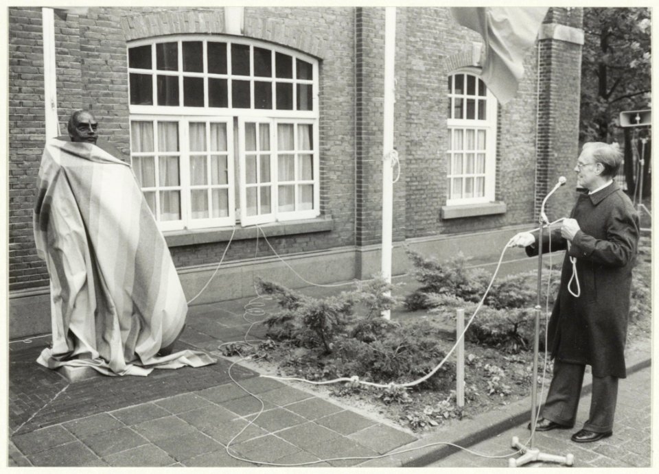 Onthulling van het borstbeeld van Wigbolt baron Ripperda tot Winsum (±1535-1573) door oud-burgemeester Jan Reehorst. NL-HlmNHA 54016617