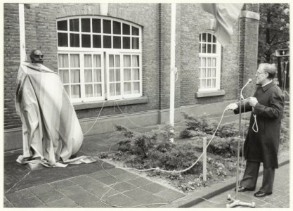 Onthulling van het borstbeeld van Wigbolt baron Ripperda tot Winsum (±1535-1573) door oud-burgemeester Jan Reehorst. NL-HlmNHA 54016617