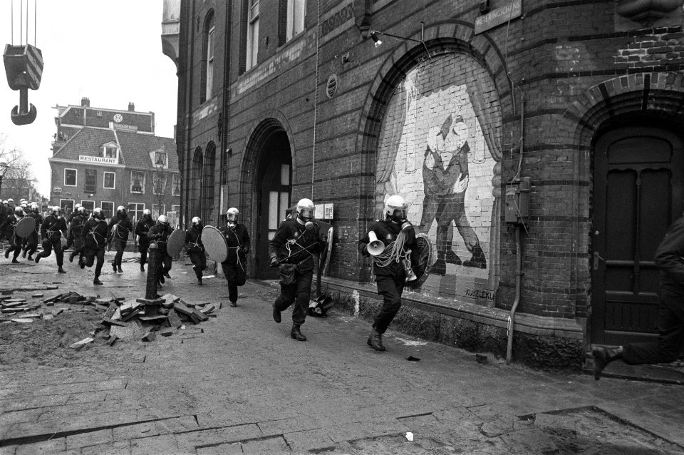 Ontruiming Grote Wetering , kraakpand in Amsterdam ontruimd door ME en marechaus, Bestanddeelnr 931-1851