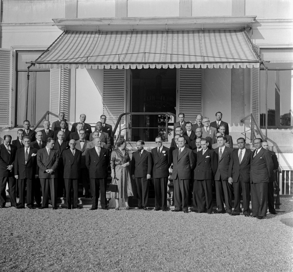 Ontvangst RTC (west) op paleis Soestdijk door koningin Juliana. Groepsportret, Bestanddeelnr 905-1039