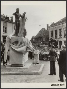 Onthulling van het Nationaal Bevrijdingsmonument te Wageningen door prins Bernha, Bestanddeelnr 32007 026