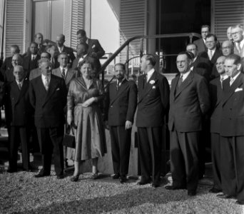 Ontvangst RTC (west) op paleis Soestdijk door koningin Juliana. Groepsportret, Bestanddeelnr 905-1041