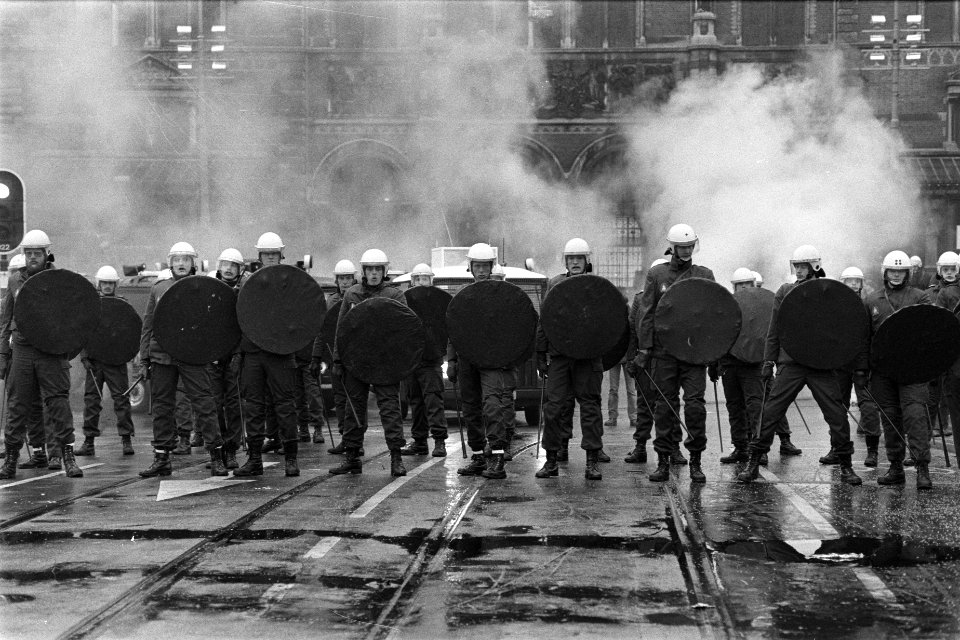 Ontruiming Grote Wetering , kraakpand in Amsterdam ontruimd door ME en marechaus, Bestanddeelnr 931-1850
