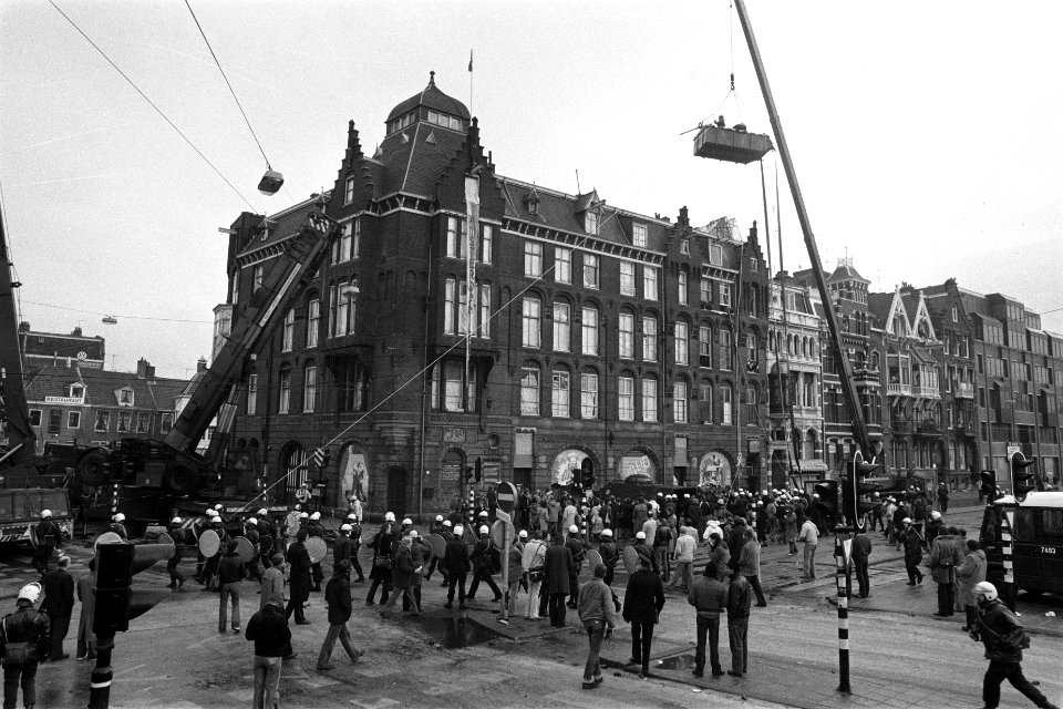 Ontruiming Grote Wetering , vandaag is kraakpand in Amsterdam ontruimd door ME e, Bestanddeelnr 931-1857