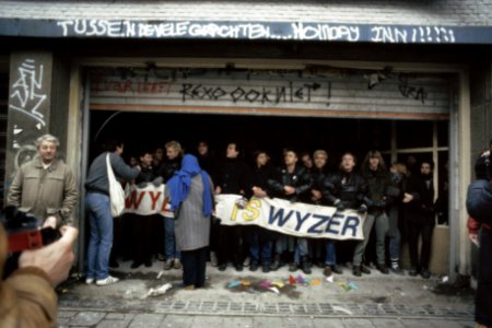 Ontruiming kraakcomplex Wyers in Amsterdam actievoerders bewoners in de opening, Bestanddeelnr 253-8840