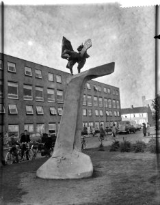 Onthulling van het monument Welvaart door de Industrie van Wessel Couzijn in Den, Bestanddeelnr 909-9252