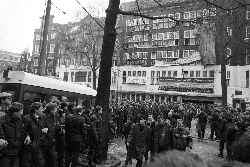 Ontruiming kraakpand Wijers Amsterdam krakers verlaten massaal het pand met lin, Bestanddeelnr 932-8686