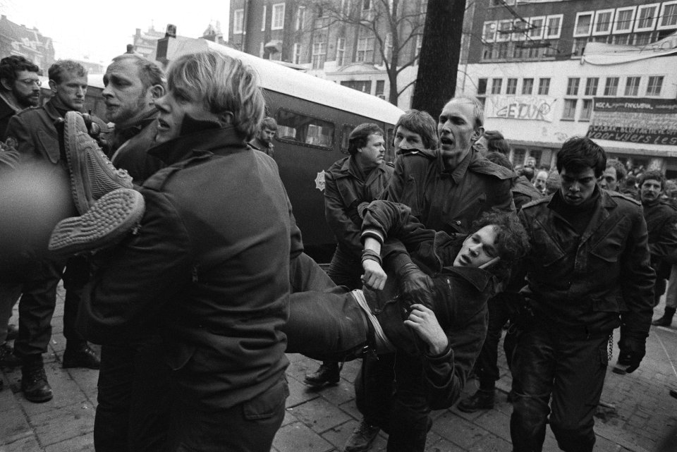 Ontruiming kraakpand Wijers Amsterdam krakers worden weggeleid, Bestanddeelnr 932-8688