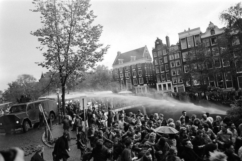 Ontruiming kraakpand Singel 114 Amsterdam waterkanon oo actievoerders, Bestanddeelnr 933-1242