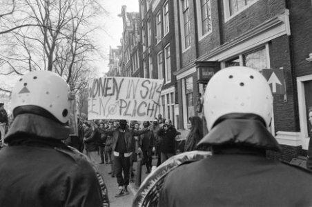 Ontruiming kraakpand Singel 114 in Amsterdam kraker met spandoek voor de ME-lin, Bestanddeelnr 933-9458
