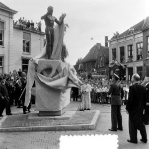 Onthulling van het Nationaal Bevrijdingsmonument te Wageningen door prins Bernha, Bestanddeelnr 904-7629