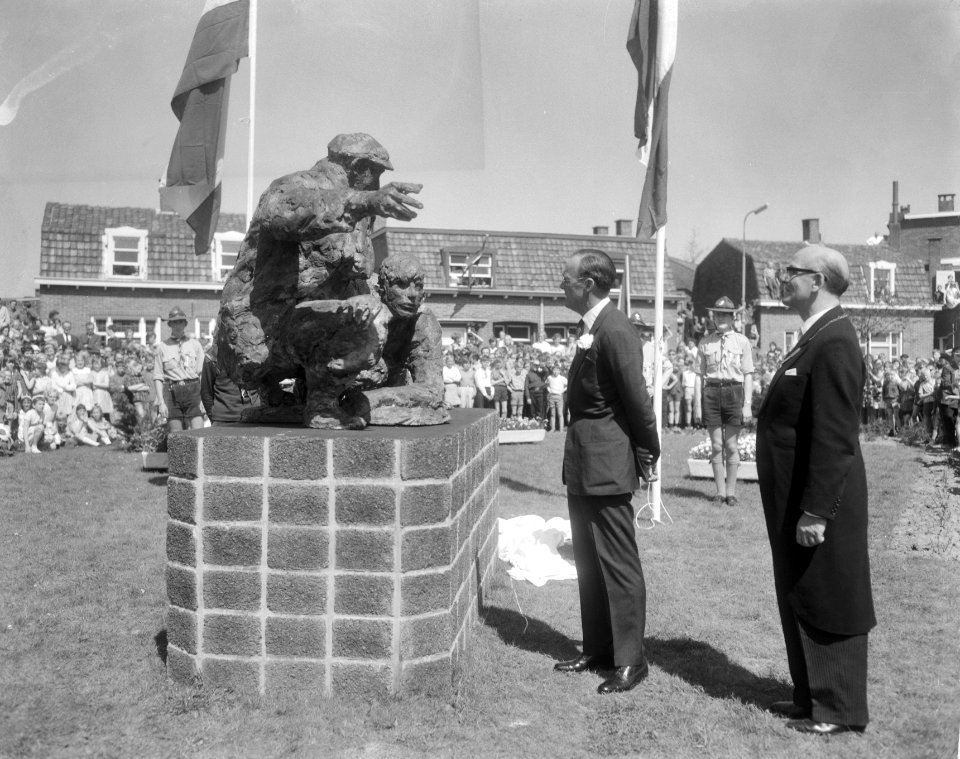 Onthulling van het herdenkingsmonument Crossline te Sliedrecht, prins Bernhard e, Bestanddeelnr 919-1066