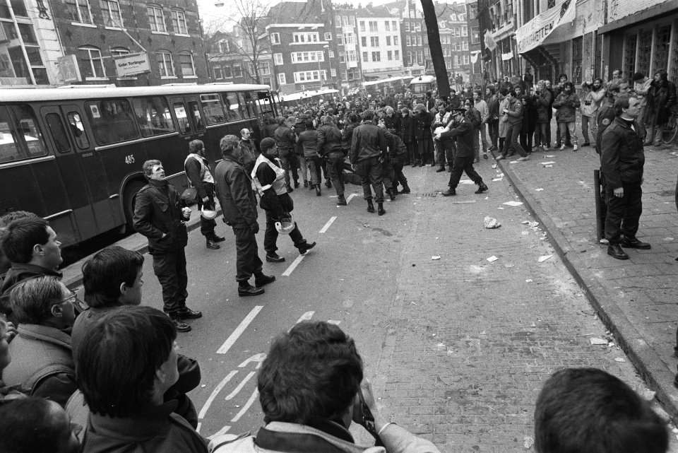 Ontruiming kraakpand Wijers Amsterdam bussen voor de krakers, Bestanddeelnr 932-8691