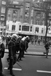 Ontruiming kraakpand Wijers Amsterdam ME (met helm etc.) voor het pand, Bestanddeelnr 932-8692