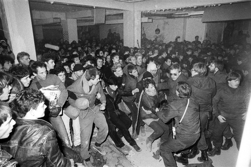Ontruiming kraakpand Wijers Amsterdam ME-ers trekken krakers uit het pand, Bestanddeelnr 932-8683