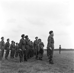 Ontvangst op vliegveld Gilze-Rijen De Britse erewacht op het vliegveld Gilze-Ri, Bestanddeelnr 900-2733