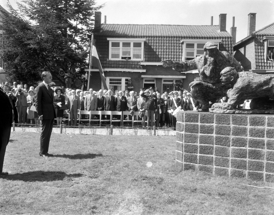 Onthulling van het herdenkingsmonument Crossline te Sliedrecht, prins Bernhard b, Bestanddeelnr 919-1064