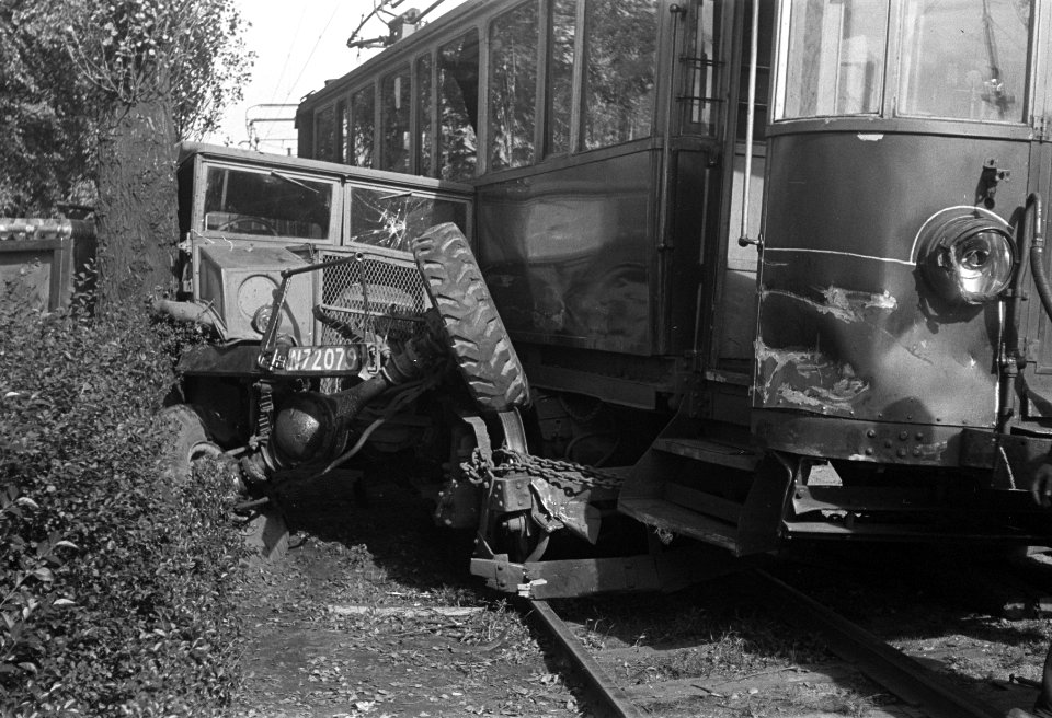 Ontsporing NZH tram na botsing met vrachtwagen. Meeuwenlaan bij oude Droogdokmij, Bestanddeelnr 901-9280