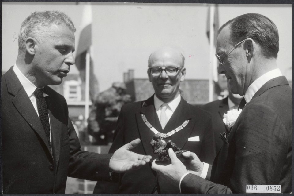 Onthulling van het herdenkingsbeeld Crossline door prins Bernhard te sliedrecht., Bestanddeelnr 016-0852
