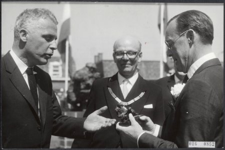 Onthulling van het herdenkingsbeeld Crossline door prins Bernhard te sliedrecht., Bestanddeelnr 016-0852