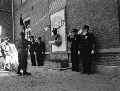 Onthulling borstbeeld van Generaal Van Heutsz aan de Oude Haven in Schoonhoven, Bestanddeelnr 907-1658