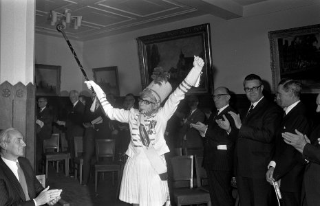 Ontsteken feestverlichting Amsterdam. Majorettes in het stadhuis, Bestanddeelnr 921-8566