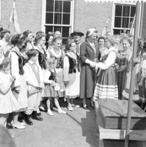 Ontsteken van het bevrijdingsvuur door Minister Klompé op het Binnenhof te Den H, Bestanddeelnr 911-2170
