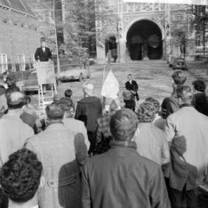Onthulling beeldje van Nicolaas Beets op het Museumplein door leden van Huldejaa, Bestanddeelnr 914-4860