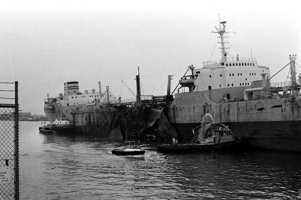 Ontploffing aan boord van Noorse tanker in haven van Rotterdam, groot gat in zij, Bestanddeelnr 926-1908
