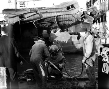 Ontploffing aan boord Noorse tanker Folga, duikers onderzoeken bodem schip te , Bestanddeelnr 906-7775