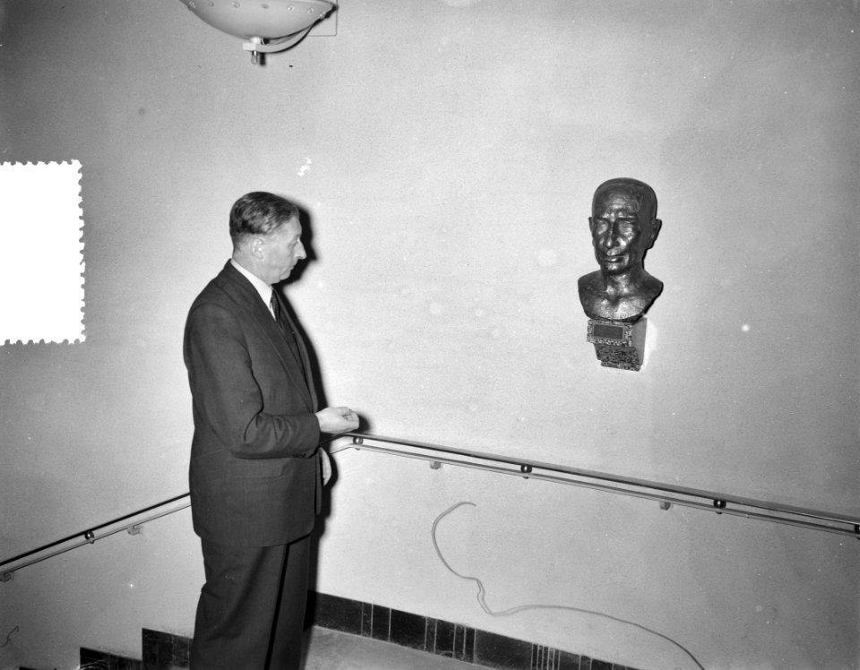 Onthulling beeld Cor Ruys schouwburg Deventer, Bestanddeelnr 908-3650