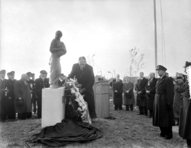 Onthulling van een Watersnoodmonument in Oude Tonge, Bestanddeelnr 906-1017