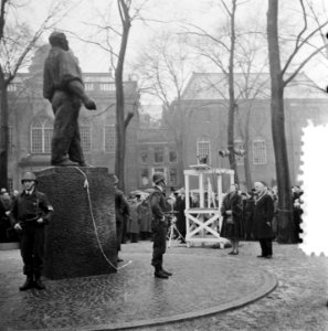 Onthulling van het verzetsmonument voor de Februaristaking Dokwerker door koni, Bestanddeelnr 905-4603