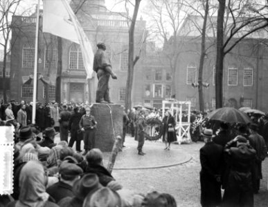 Onthulling van het verzetsmonument voor de Februaristaking Dokwerker door koni, Bestanddeelnr 905-4598