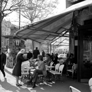 Ontmoeting op het terras van café-restaurant Deux Magots in Saint-Germain-des-Pr, Bestanddeelnr 254-0434