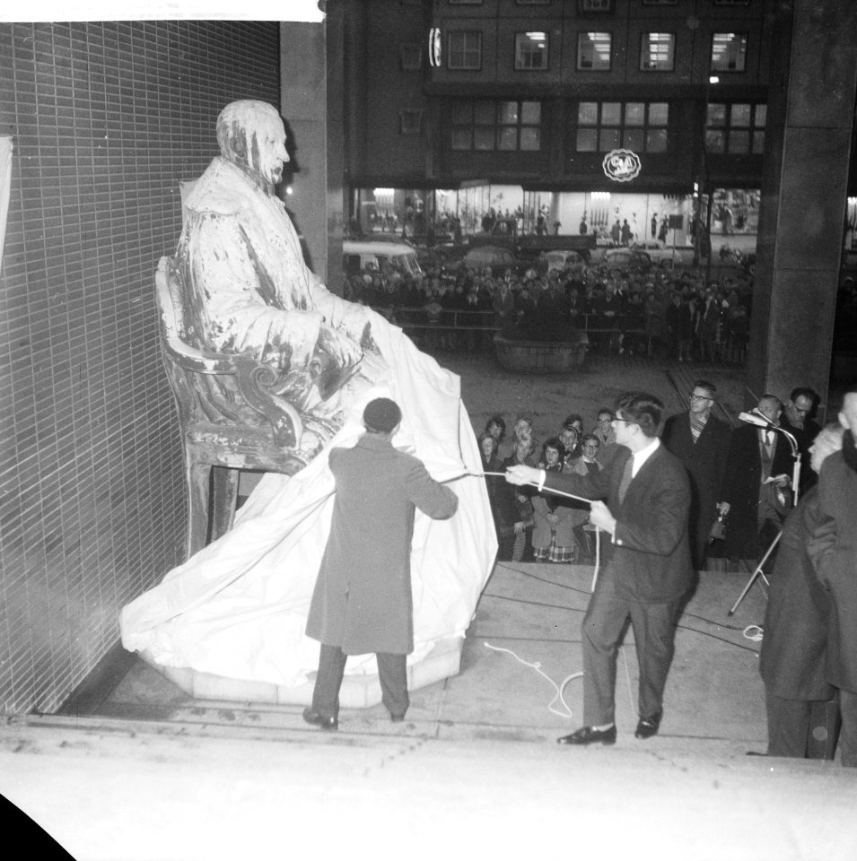 Onthulling Beeld van Van Hogendorp te Rotterdam Achter-achterkleinzoon trekt d, Bestanddeelnr 913-1947
