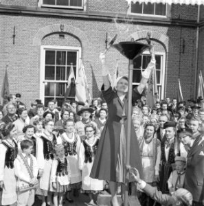 Ontsteken van het bevrijdingsvuur door Minister Klompé op het Binnenhof te Den H, Bestanddeelnr 911-2173