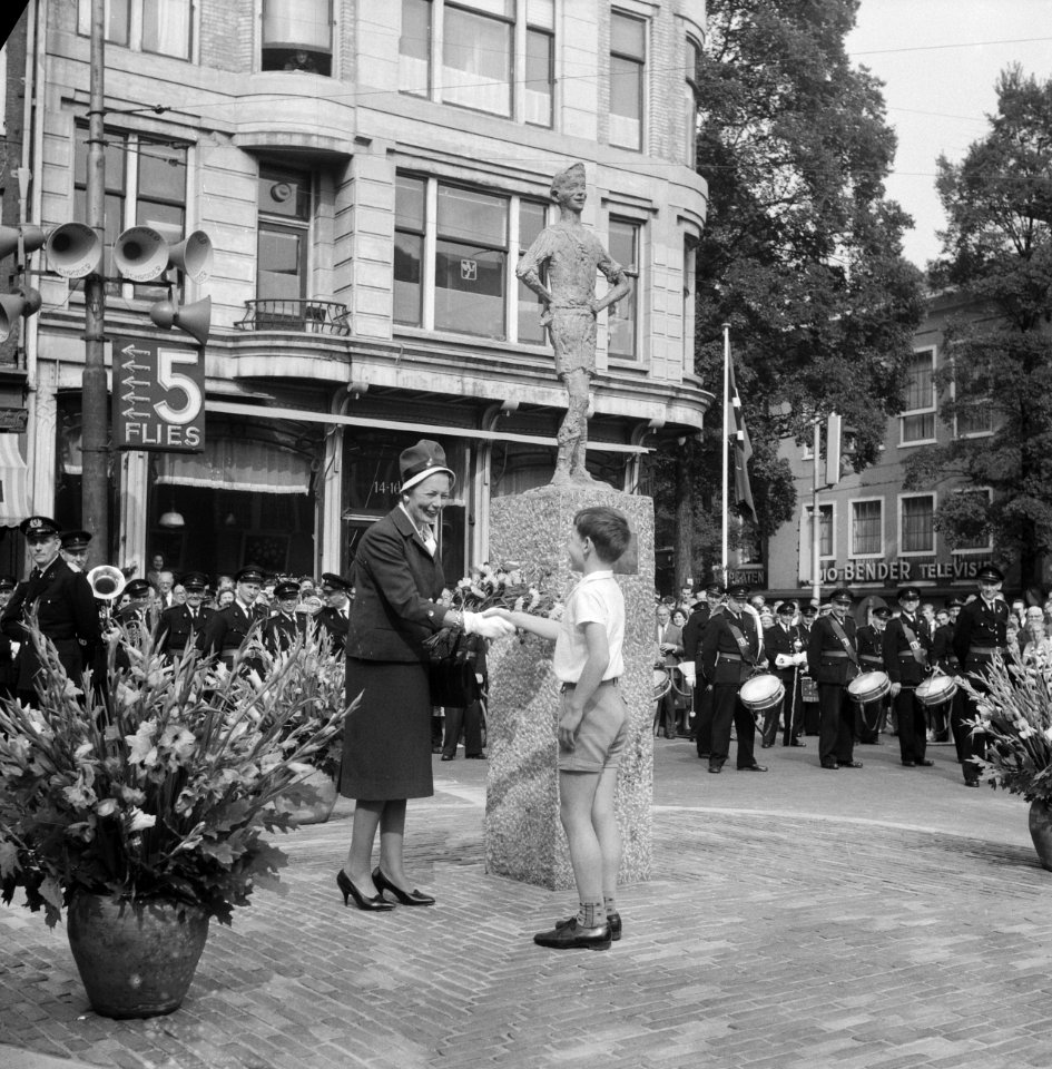 Onthulling van het beeldje Het Amsterdams Lieverdje op het Spui, mevrouw Van H, Bestanddeelnr 911-5818